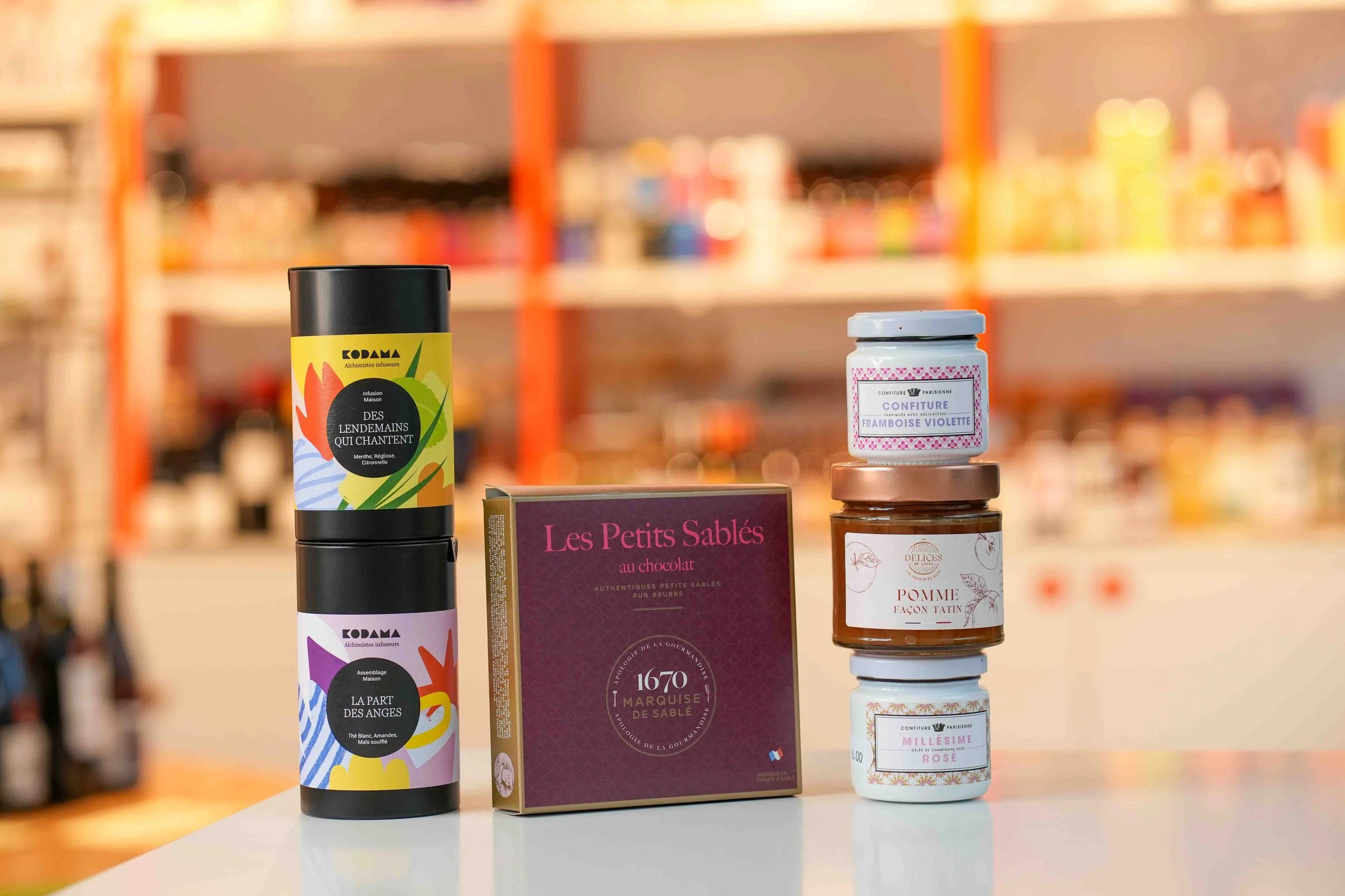 Le sucré : infusions Kodama, petits sablés au chocolat, confitures framboise violette et pomme façon tatin, gelée au champagne rosé