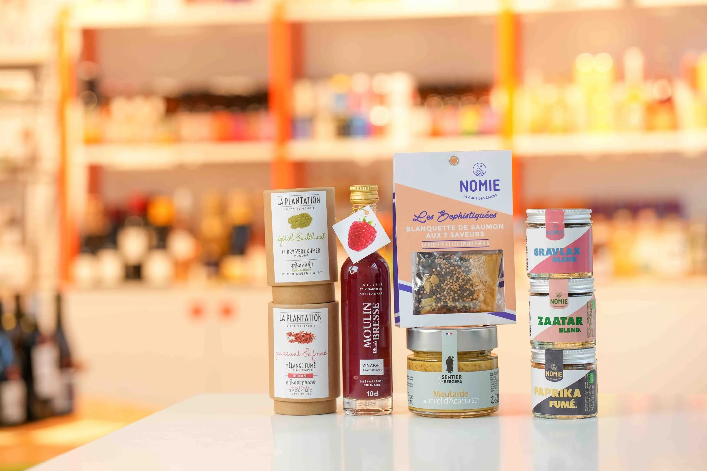 Épices et condiments : les mélanges La Plantation, un vinaigre à la framboise du Moulin de la Bresse, les épices Nomie et une moutarde au miel