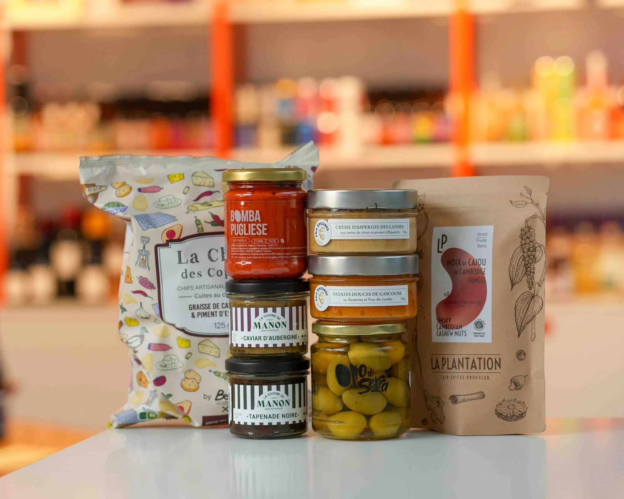 Épicerie fine pour l'apéro : la Chips des Copains, la Bomba Pugliese, le caviar d'aubergine et la tapenade de La Cuisine de Manon, des olives et les noix de cajou fumées La Plantation