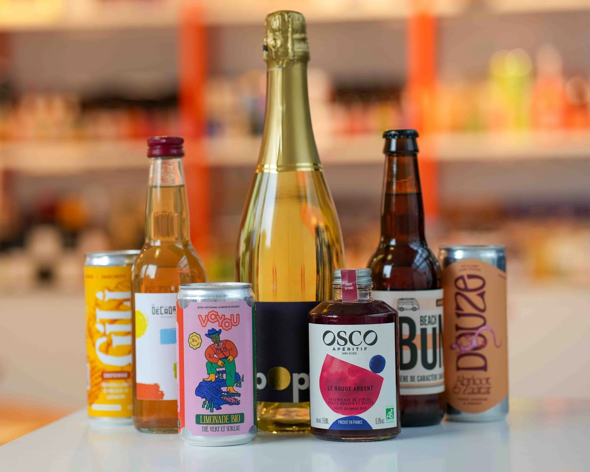 Une tablée de boissons sans alcool : le pétillant Popla, la limonade bio Voyou, l'apéritif Osco Le Rouge Ardent, la Beach Bum et une canette Douze