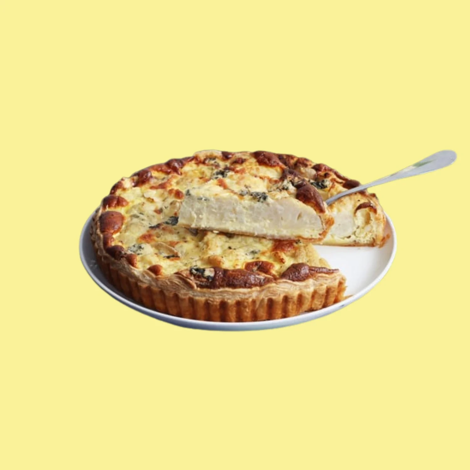 Une quiche au chou-fleur et au fromage bleu entamée, avec une pelle à tarte, sur fond jaune