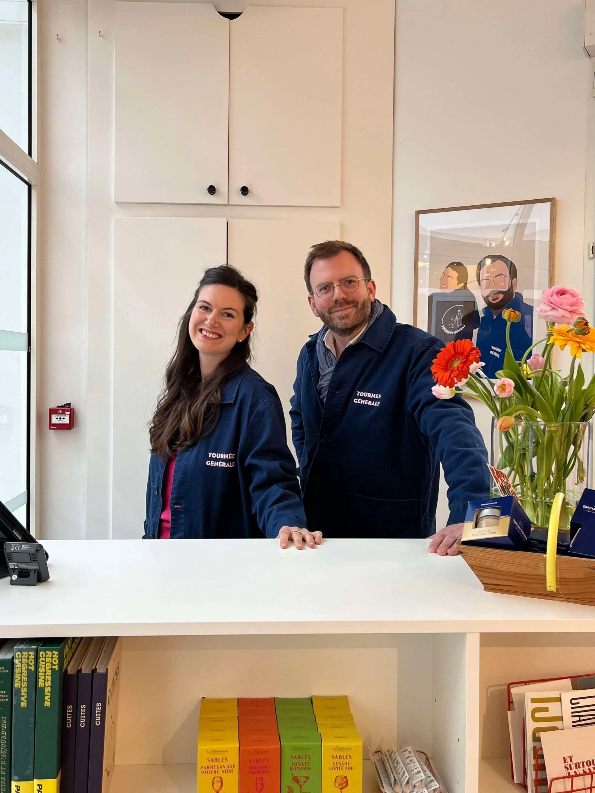 Alexis et Charlotte, les frangins de Tournée Générale, souriants derrière le comptoir de la cave