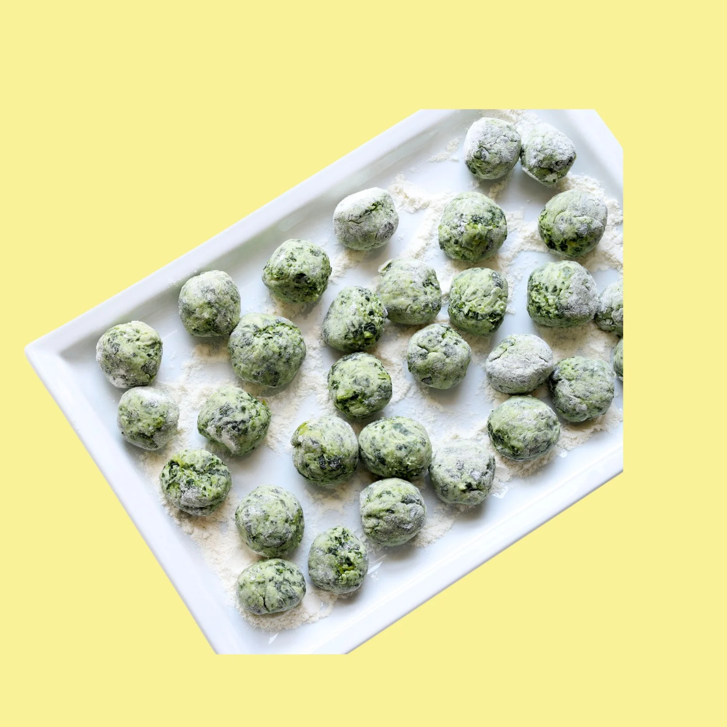 Un plat de gnocchetti ricotta-épinards farinés, prêts à cuire, sur fond jaune