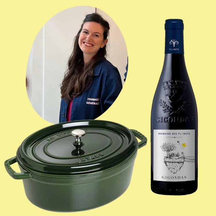 Charlotte en portrait, une cocotte en fonte verte et une bouteille de Gigondas du Domaine des Florets, sur fond jaune